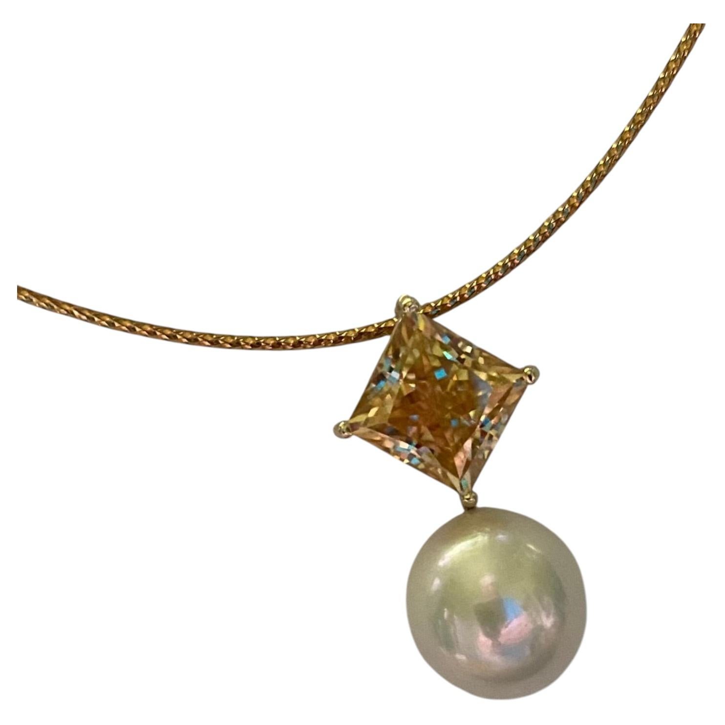 Colgante Michael Kneebone de moissanita coñac talla princesa y perla de los mares del sur en venta