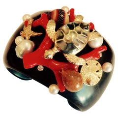 Michael Kneebone Pulsera brazalete rama roja coral perla concha diamante ébano