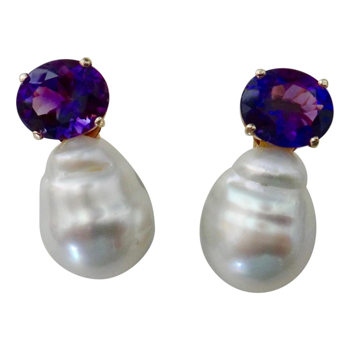 Ricche ametiste colorate di colore viola reale (origine: Uruguay) sono abbinate a un enorme paio di perle barocche Paspaley South Seas in questi orecchini a goccia 