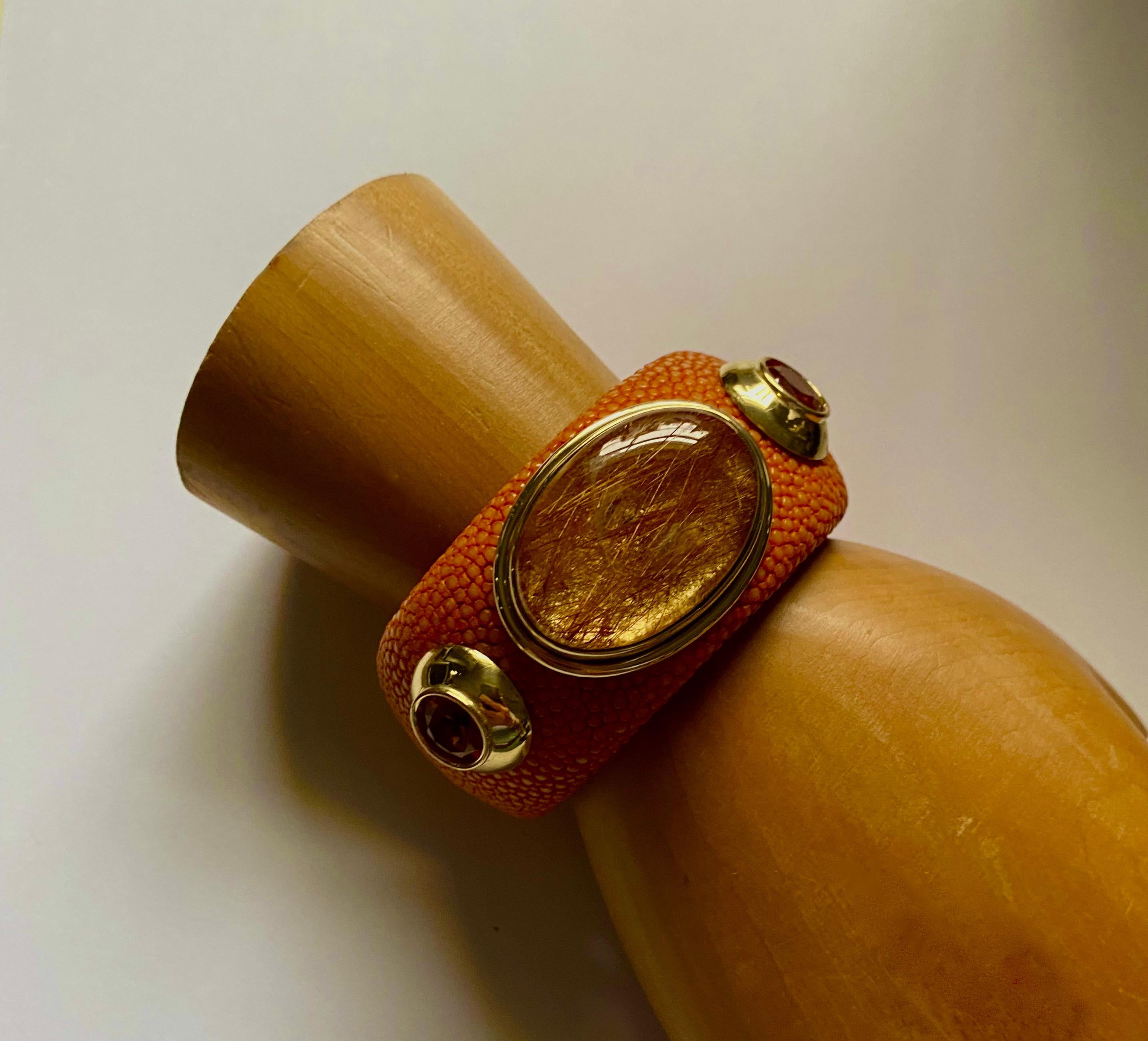Le quartz rutile est la pièce maîtresse de ce bracelet manchette spectaculaire.  Le quartz rutilé (origine : Brésil) est un membre de la famille des quartz qui, dans ce cas, contient des inclusions de rutile en forme d'aiguille.  Il est apprécié
