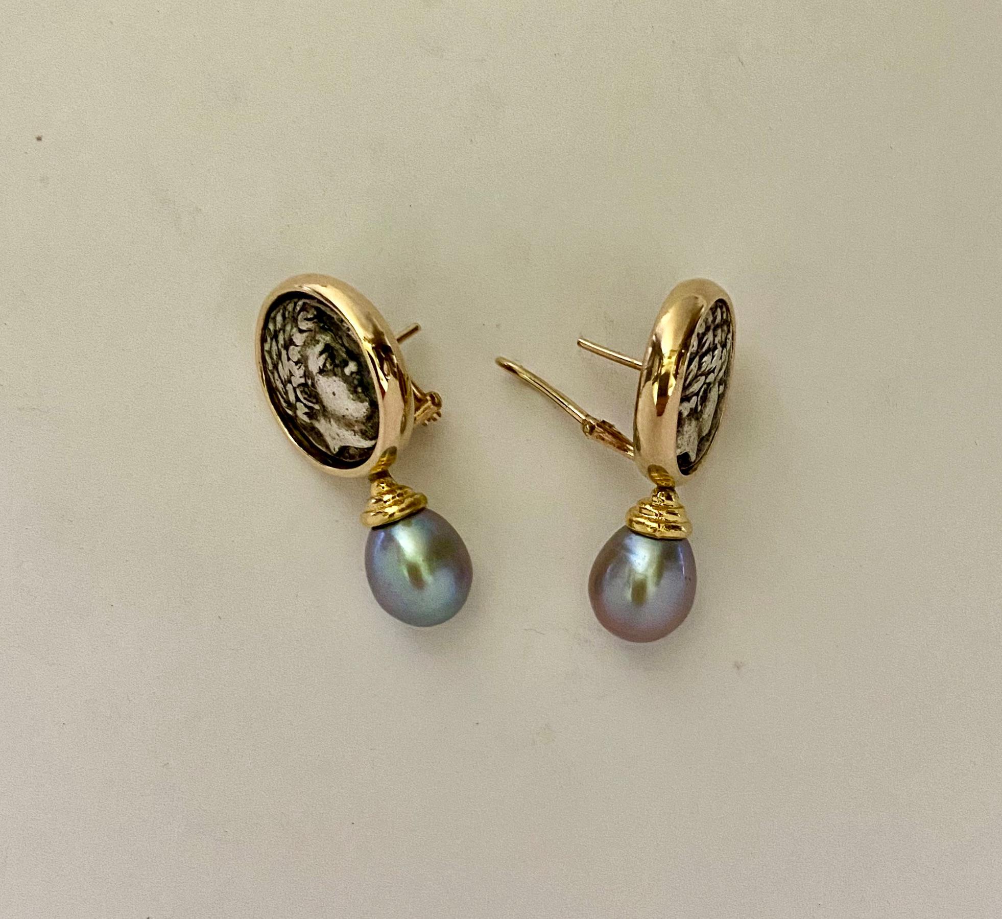 Pendants d'oreilles en perles de Tahiti avec pièces d'Apollo en argent Michael Kneebone en vente 4