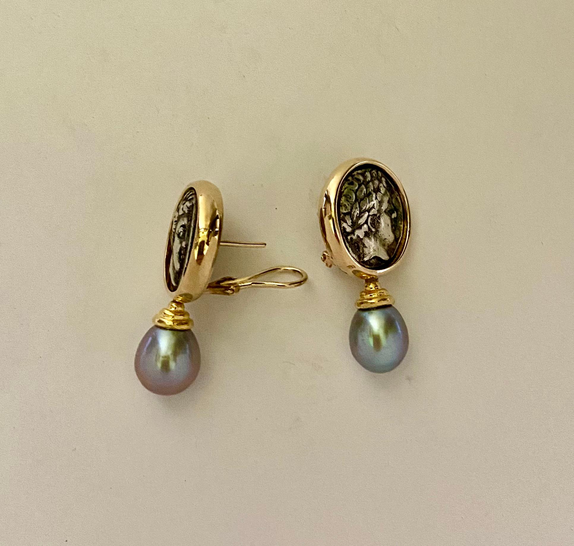 Pendants d'oreilles en perles de Tahiti avec pièces d'Apollo en argent Michael Kneebone en vente 2