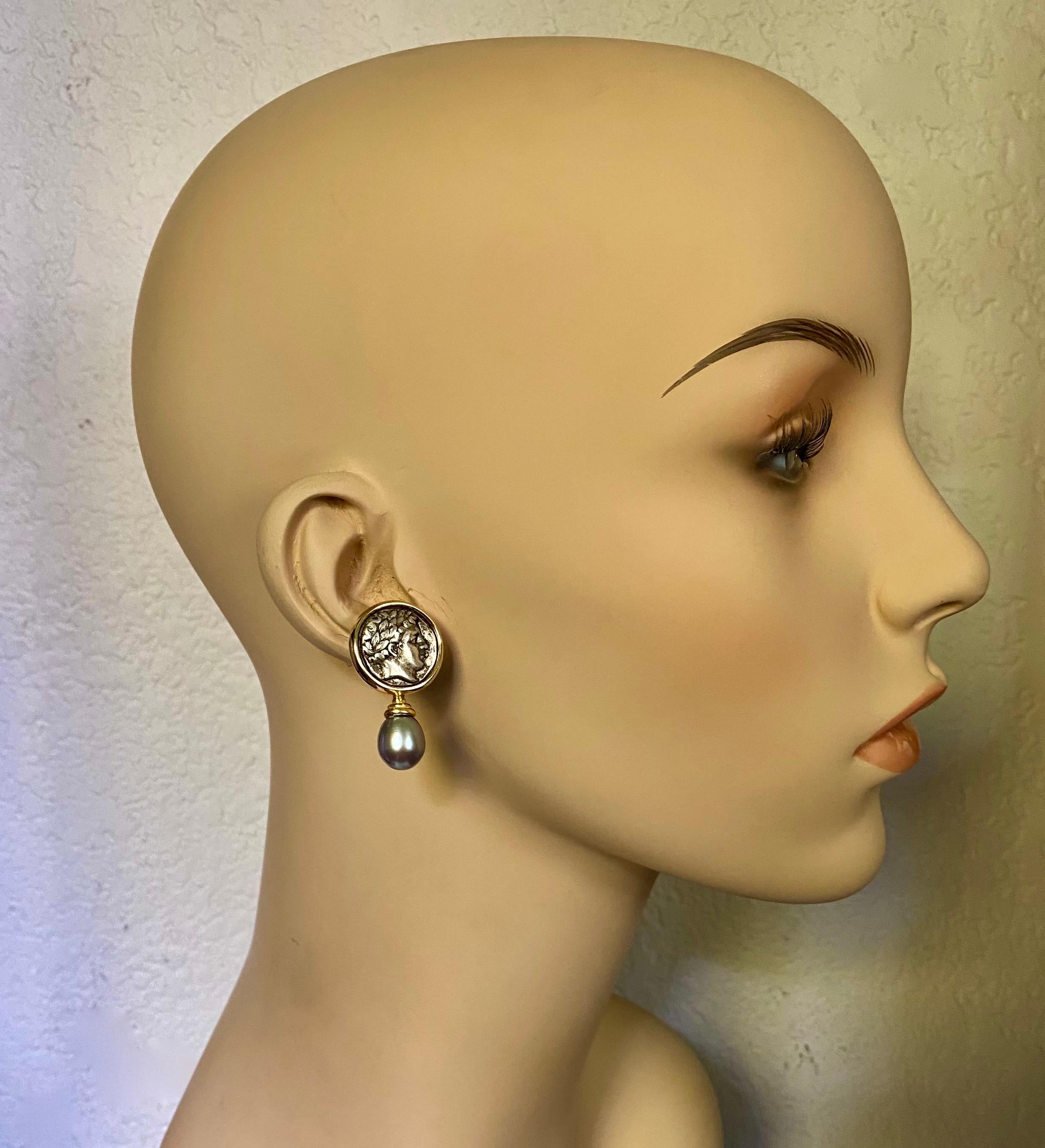 Pendants d'oreilles en perles de Tahiti avec pièces d'Apollo en argent Michael Kneebone en vente 3