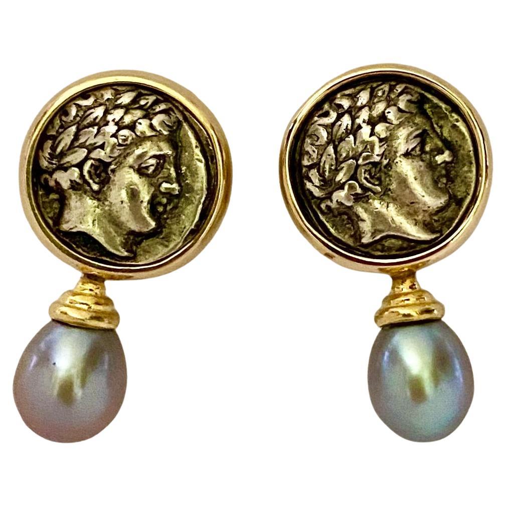 Pendants d'oreilles en perles de Tahiti avec pièces d'Apollo en argent Michael Kneebone en vente
