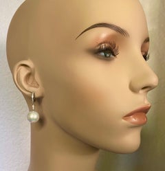 Michael Kneebone, orecchini a pendente con perle dei mari del sud e diamanti, stile Huggie.