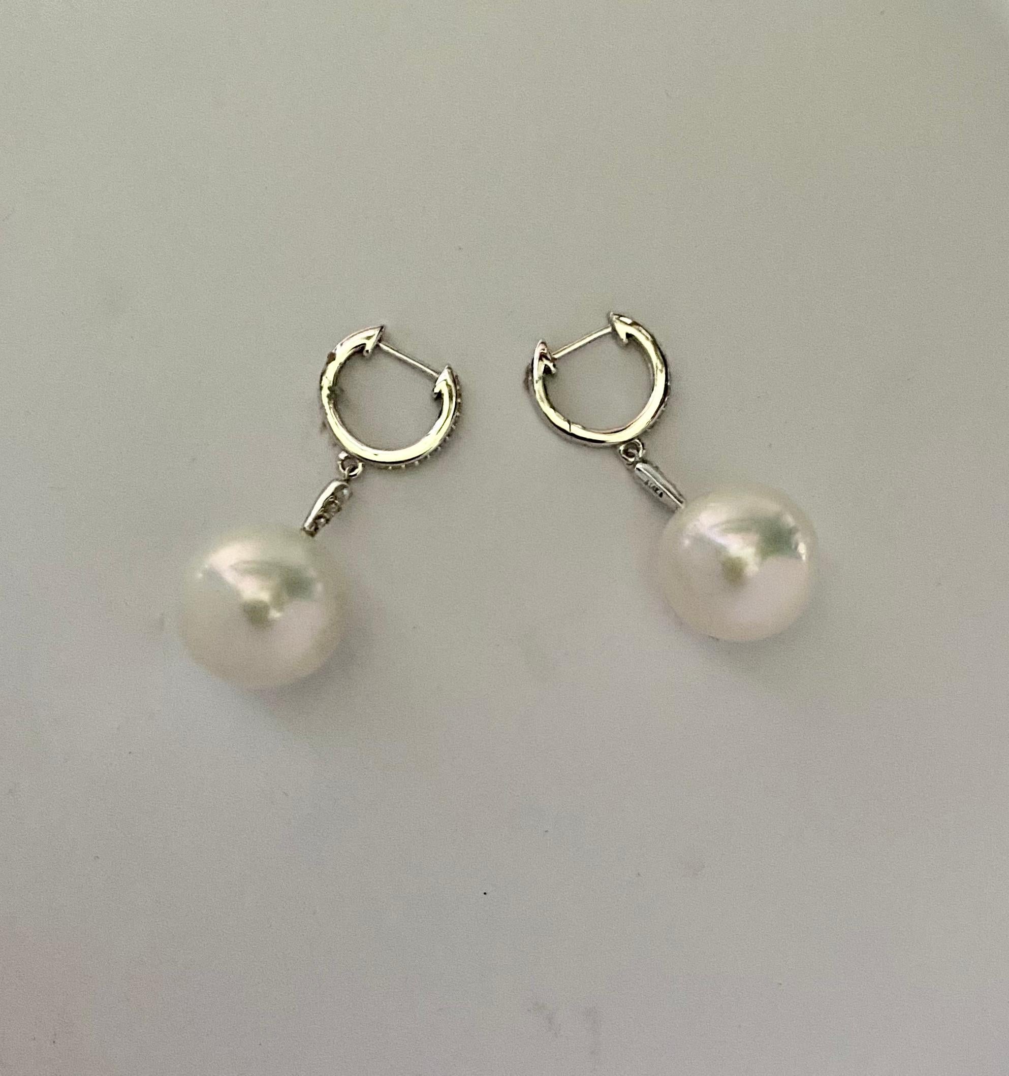 Michael Kneebone Südsee Perle Diamant Huggie Style Ohrringe baumeln im Zustand „Neu“ im Angebot in Austin, TX