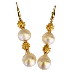 Michael Kneebone Pendants d'oreilles en perles des mers du Sud et perles granulées