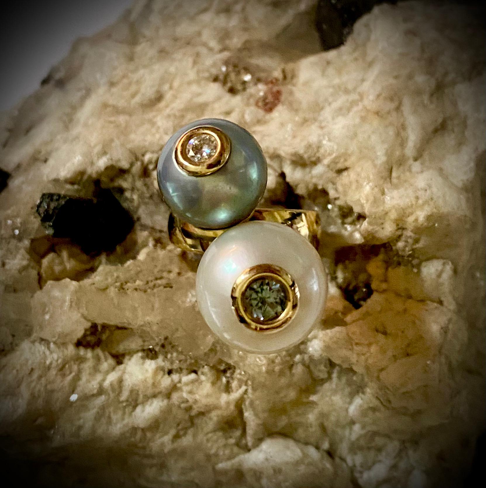Contemporaneo Michael Kneebone Anello da cocktail con perla di Tahiti dei mari del sud e diamante Due Perla in vendita