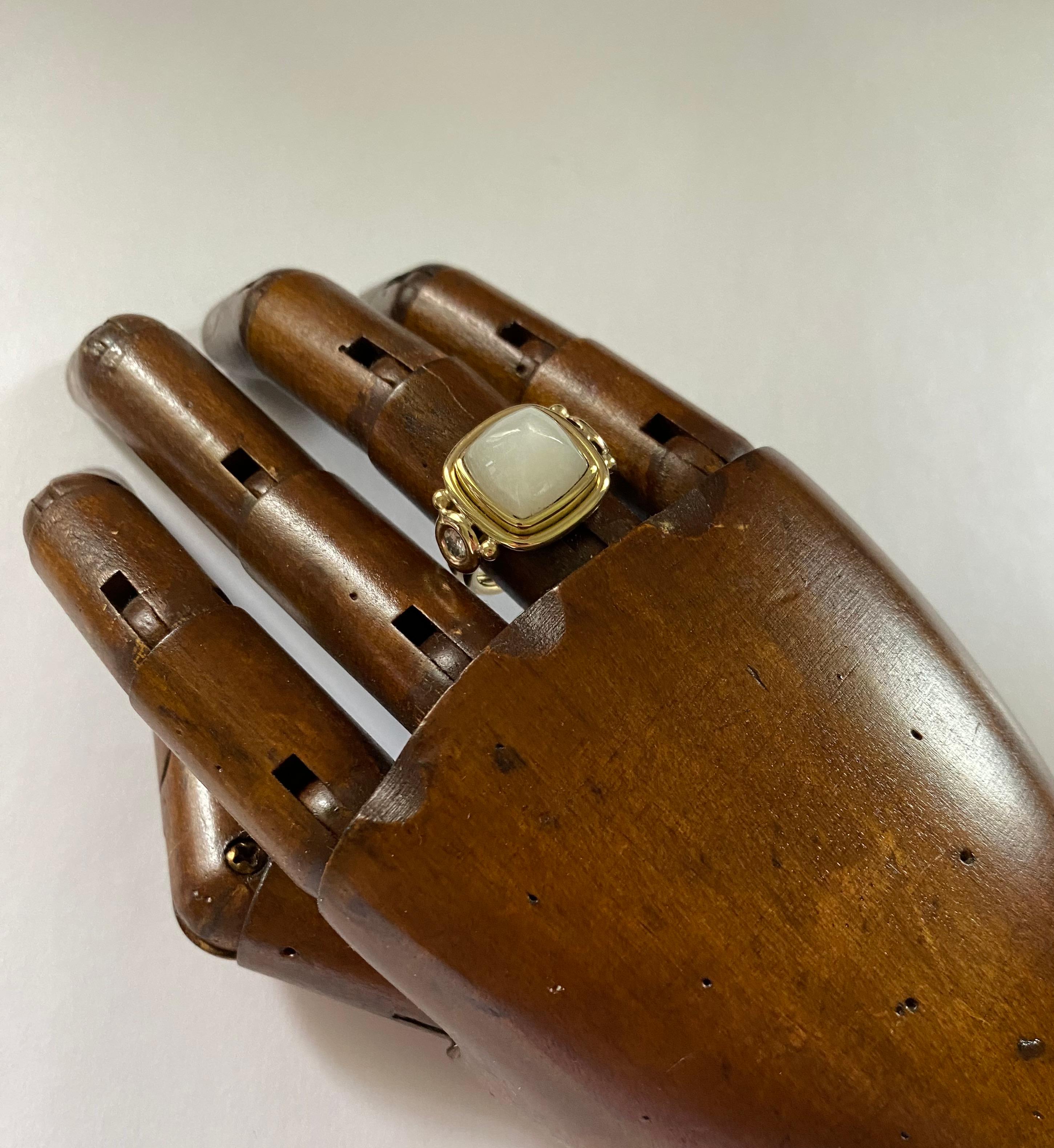 Michael Kneebone Ring mit Zuckerhut-Mondstein und Diamant im Archaik-Stil (Gemischter Schliff) im Angebot
