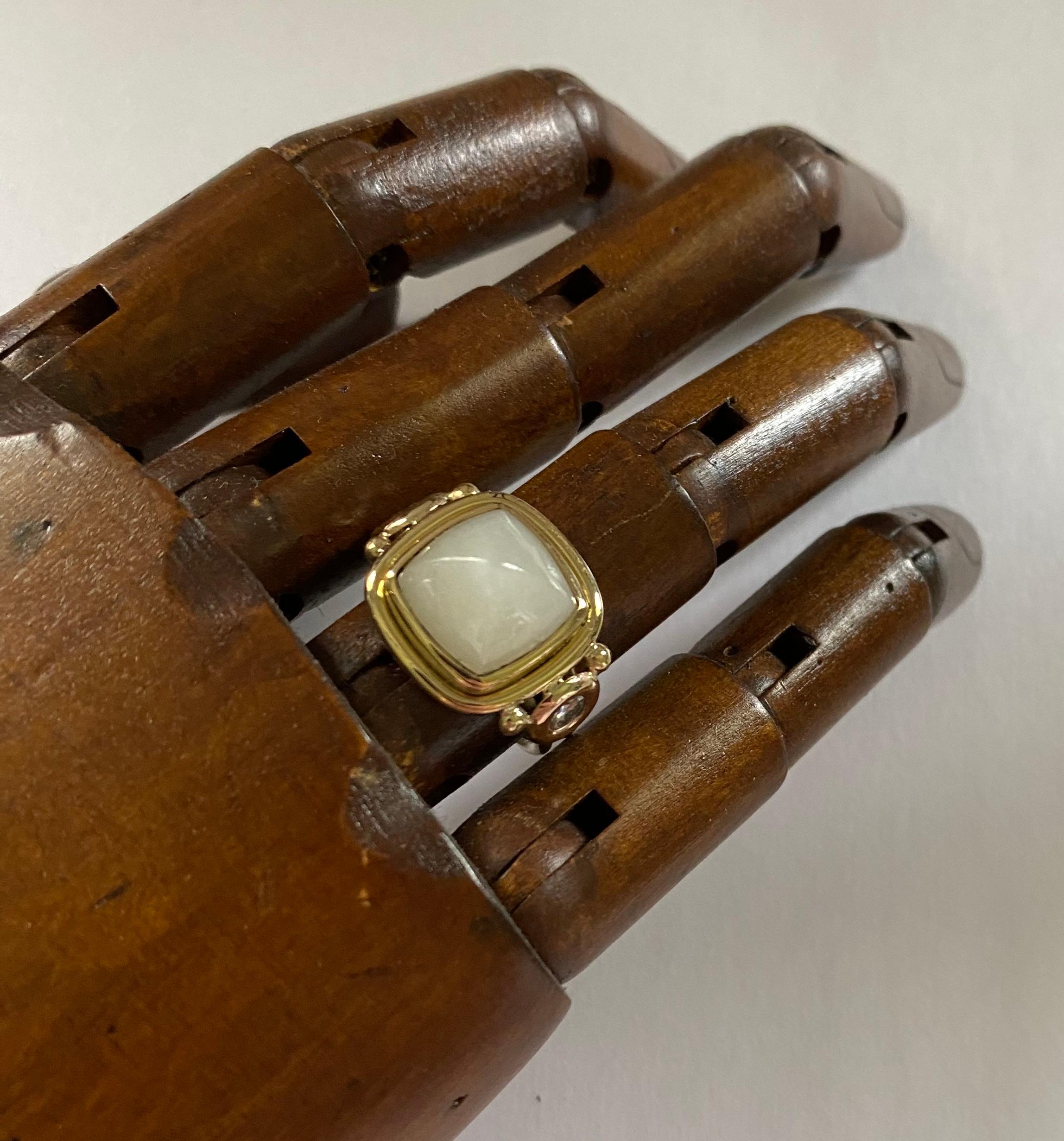 Michael Kneebone Ring mit Zuckerhut-Mondstein und Diamant im Archaik-Stil für Damen oder Herren im Angebot