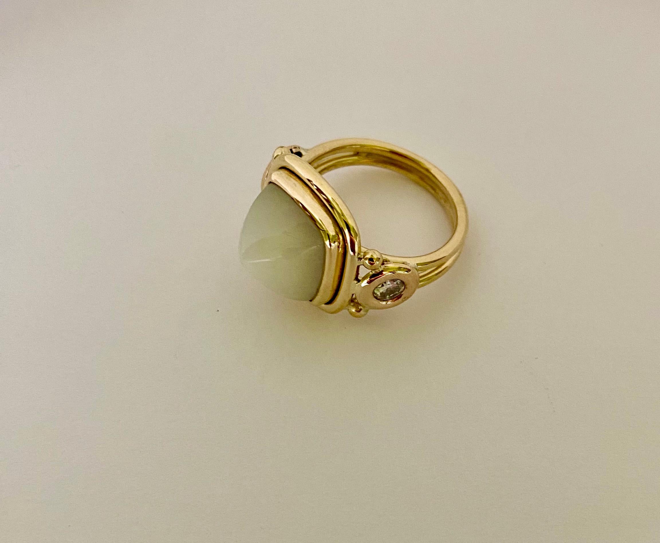 Michael Kneebone Ring mit Zuckerhut-Mondstein und Diamant im Archaik-Stil im Angebot 1