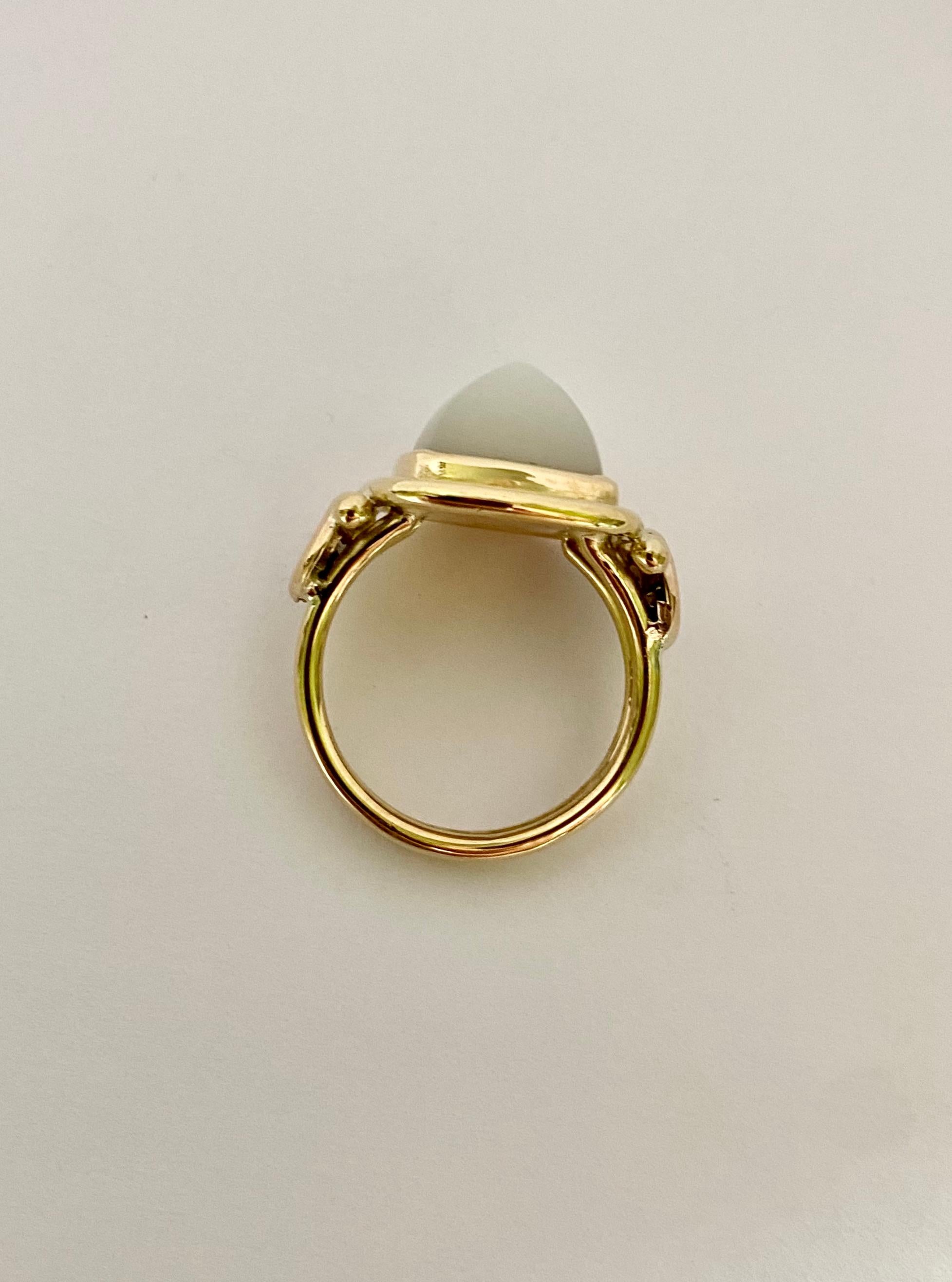 Michael Kneebone Ring mit Zuckerhut-Mondstein und Diamant im Archaik-Stil im Angebot 3