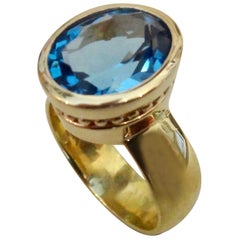 Swiss Blue Topas 18 Karat Gold Leah Ring, Kniebone Schweizer