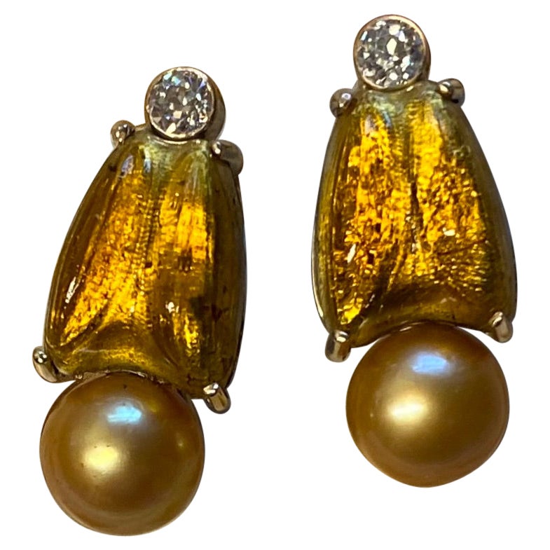 Michael Kneebone Boucles d'oreilles pendantes en verre d'art avec perles des mers du Sud dorées et diamants