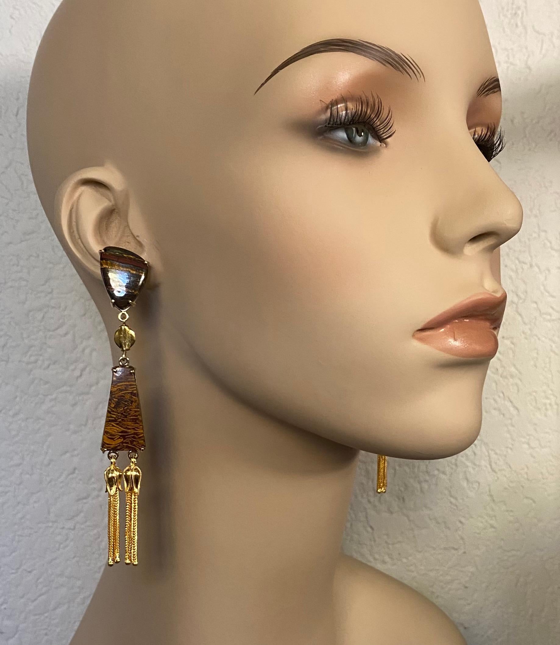 L'œil de tigre est associé au jaspe Mariam dans ces boucles d'oreilles pendantes Cleopatra.  L'œil du tigre possède des bandes de couleur allant du brun chocolat au noir, à l'or et à la rouille.  Le jaspe en forme de clé de voûte, très