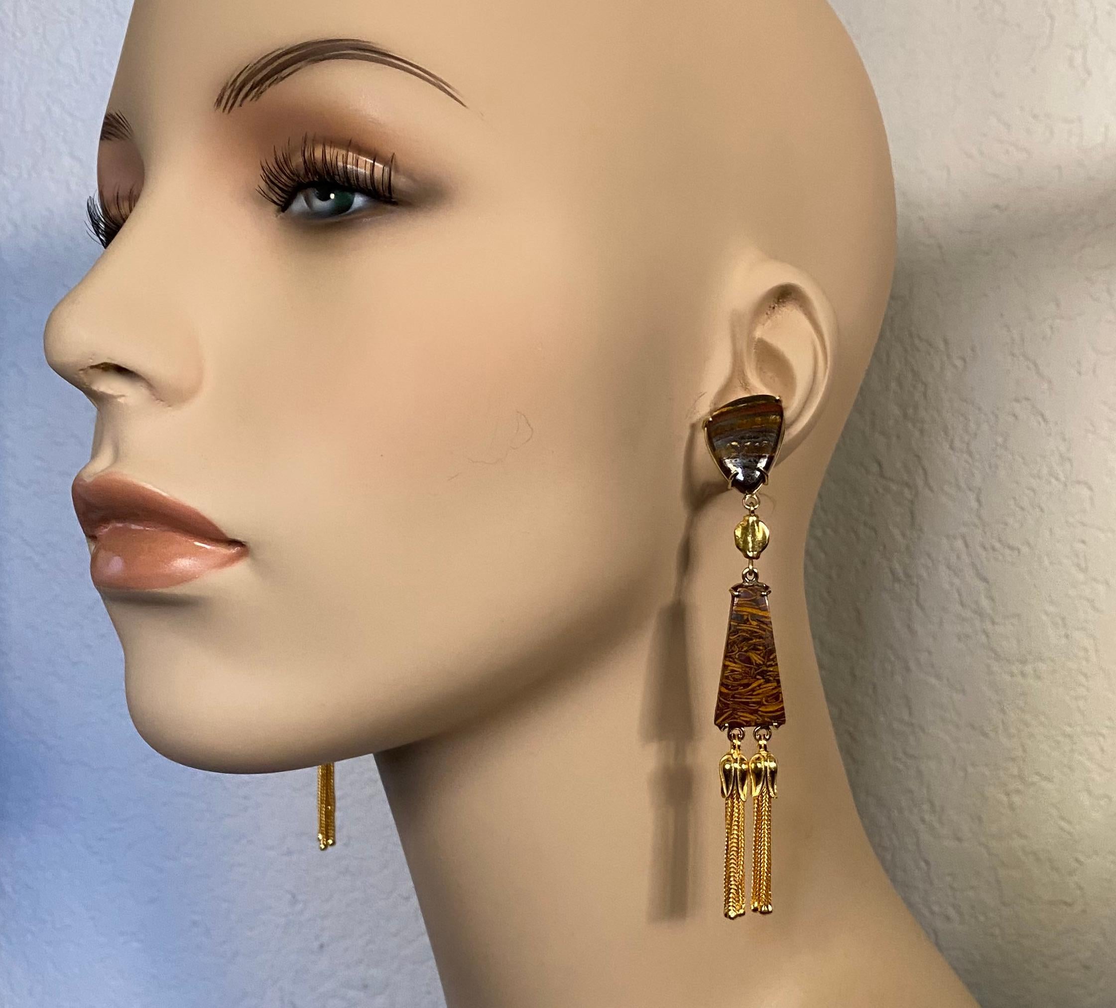 Taille mixte Michael Kneebone Tigers Eye Jasper Cléopâtre Pendants d'oreilles à pompon en vente