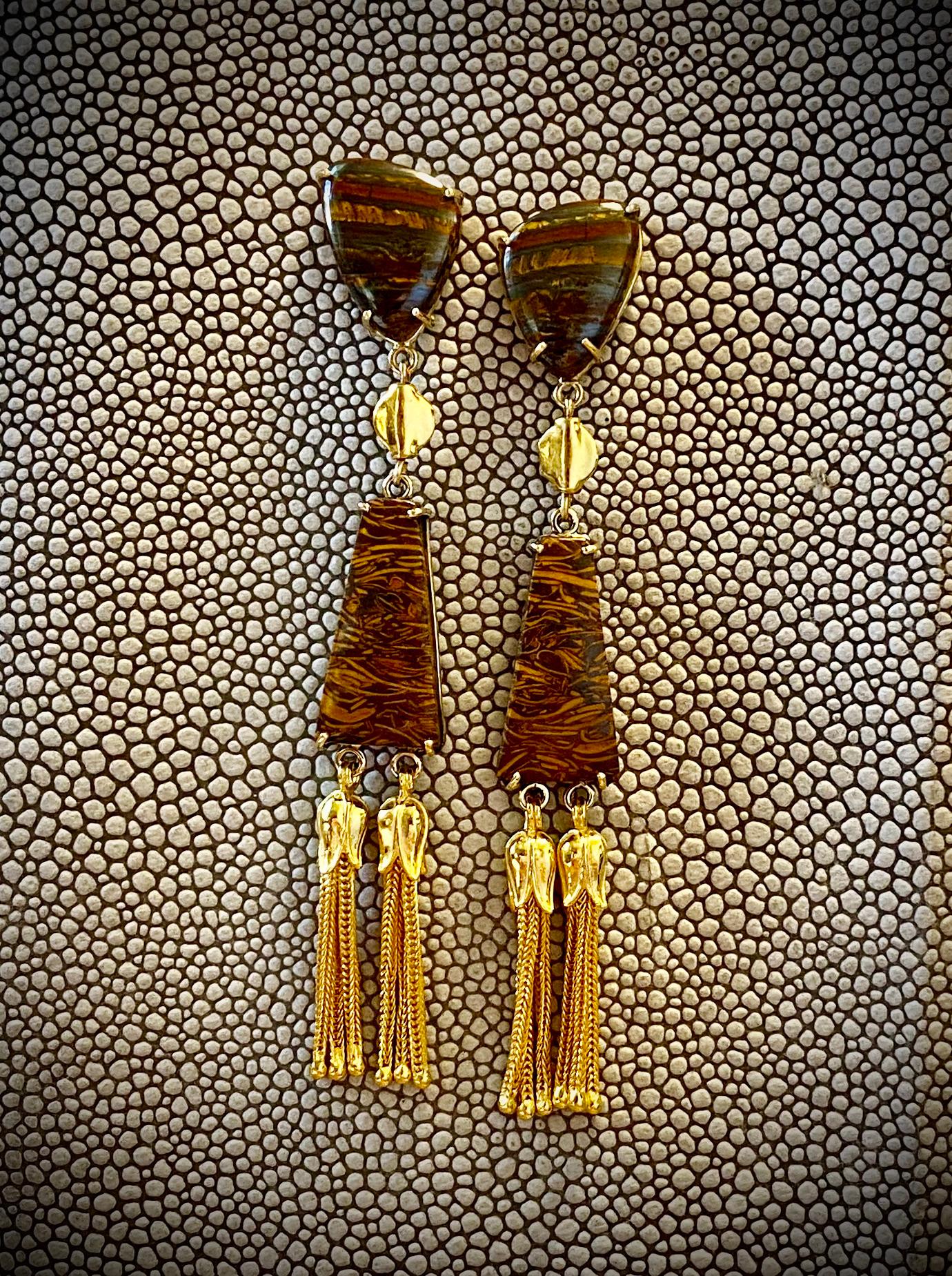 Michael Kneebone Tigers Eye Jasper Cléopâtre Pendants d'oreilles à pompon Neuf - En vente à Austin, TX