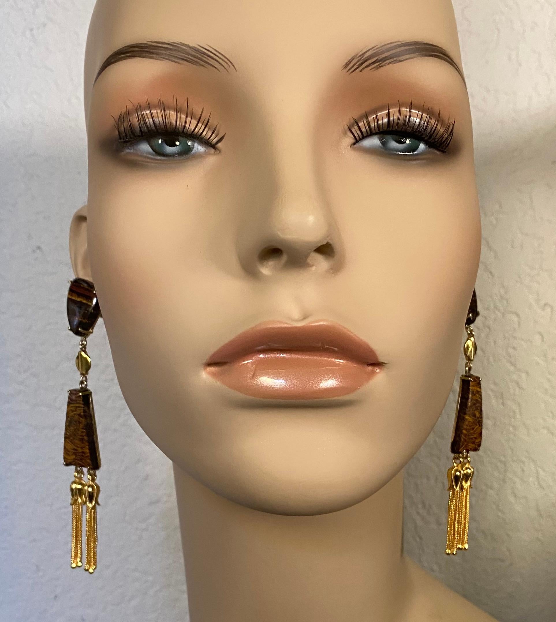 Michael Kneebone Tigers Eye Jasper Cléopâtre Pendants d'oreilles à pompon Pour femmes en vente