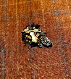 Spilla a forma di rana dell'albero di Michael Kneebone con diamante e rame in oro 18 carati