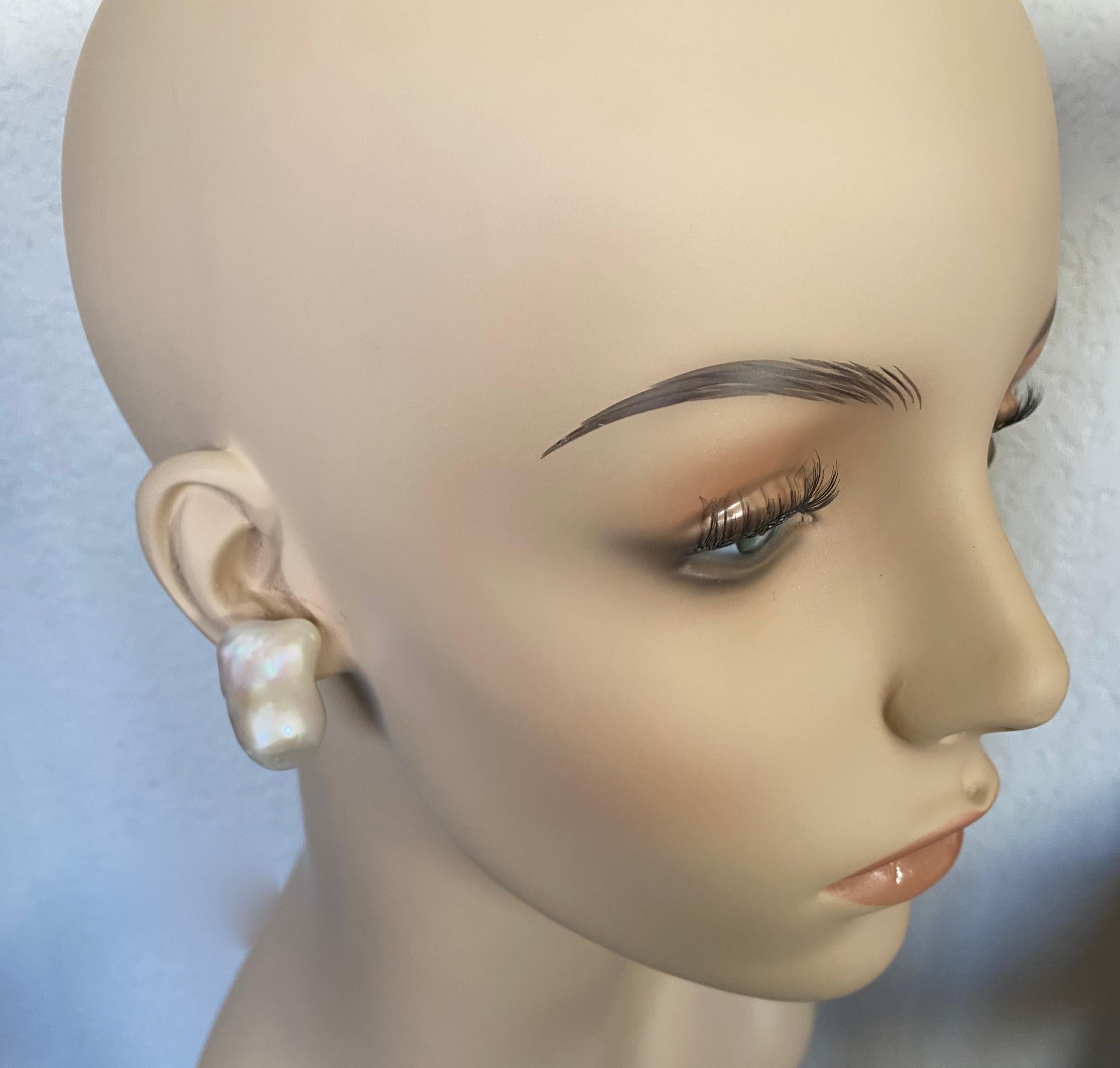 Michael Kneebone Clous d'oreilles perles baroques blanches Pour femmes en vente