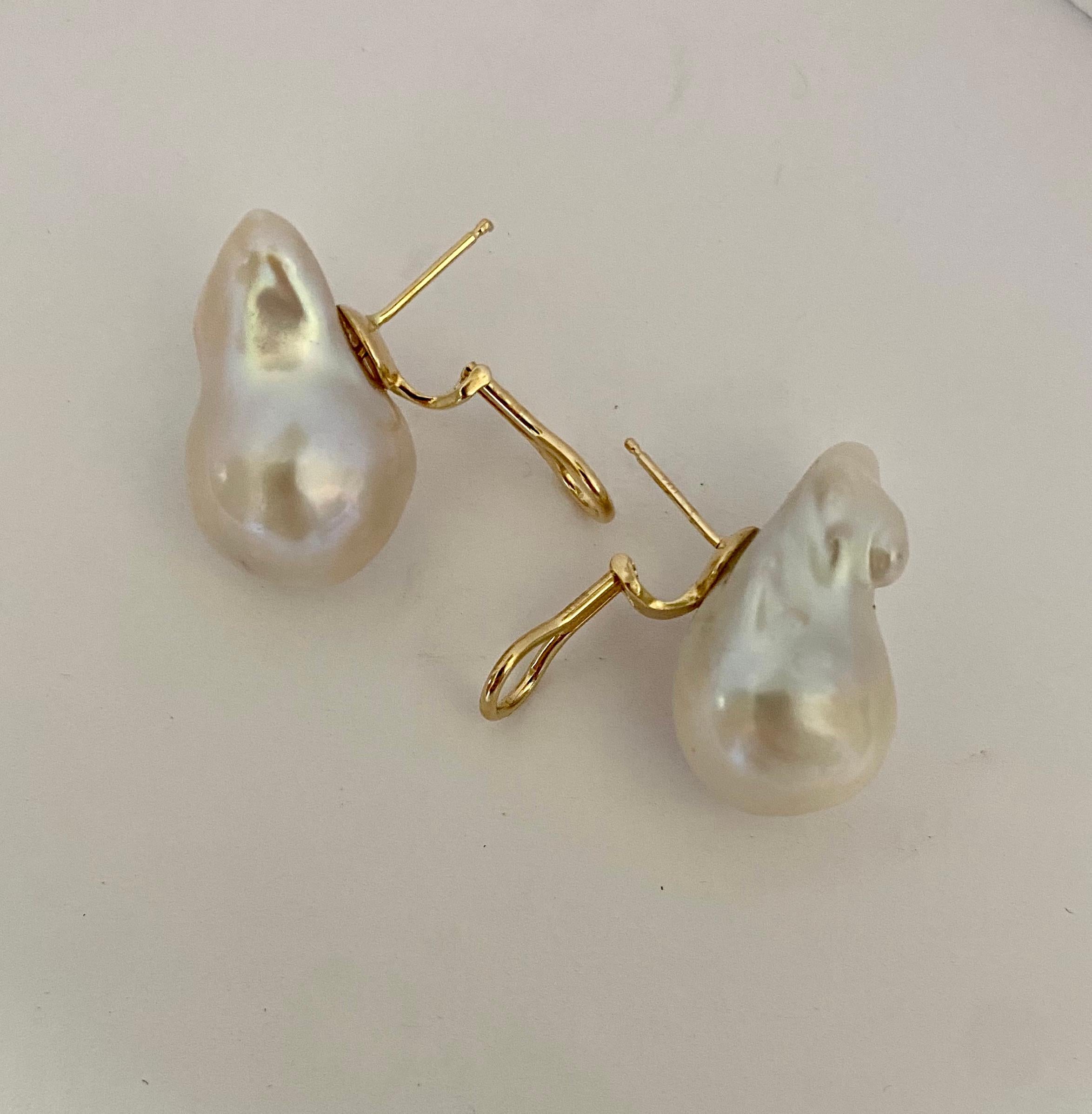 Michael Kneebone Clous d'oreilles perles baroques blanches en vente 1