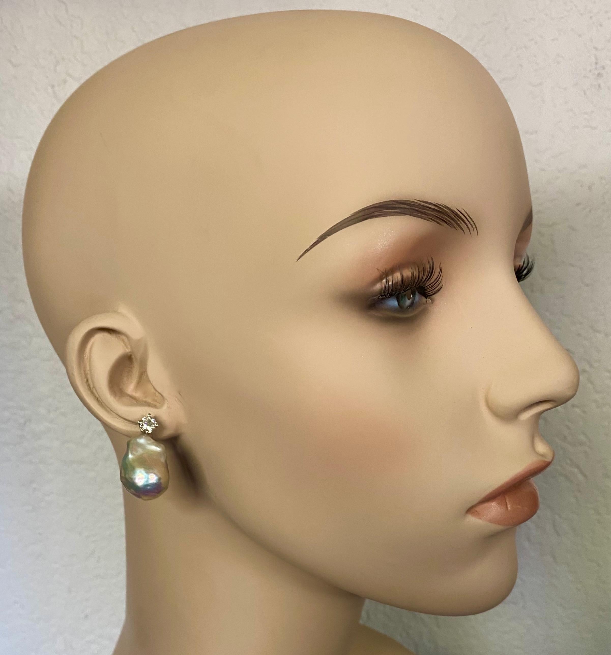Ces boucles d'oreilles classiques sont composées de perles baroques et de diamants.  Les perles blanches d'eau douce (origine : Chine) se marient remarquablement bien avec les perles baroques.  Elles sont d'un blanc pur et possèdent le merveilleux
