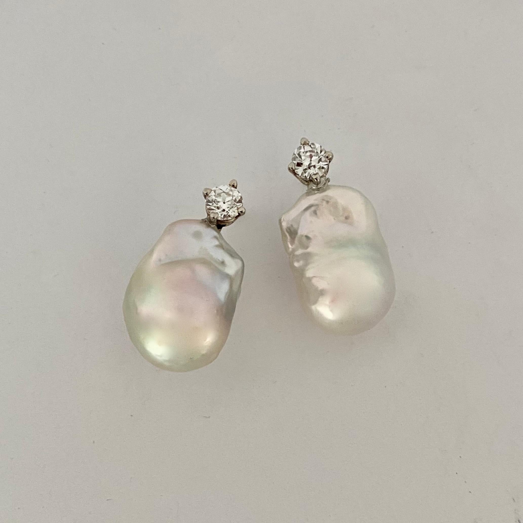 Michael Kneebone Pendants d'oreilles baroques perles blanches et diamants blancs Neuf - En vente à Austin, TX