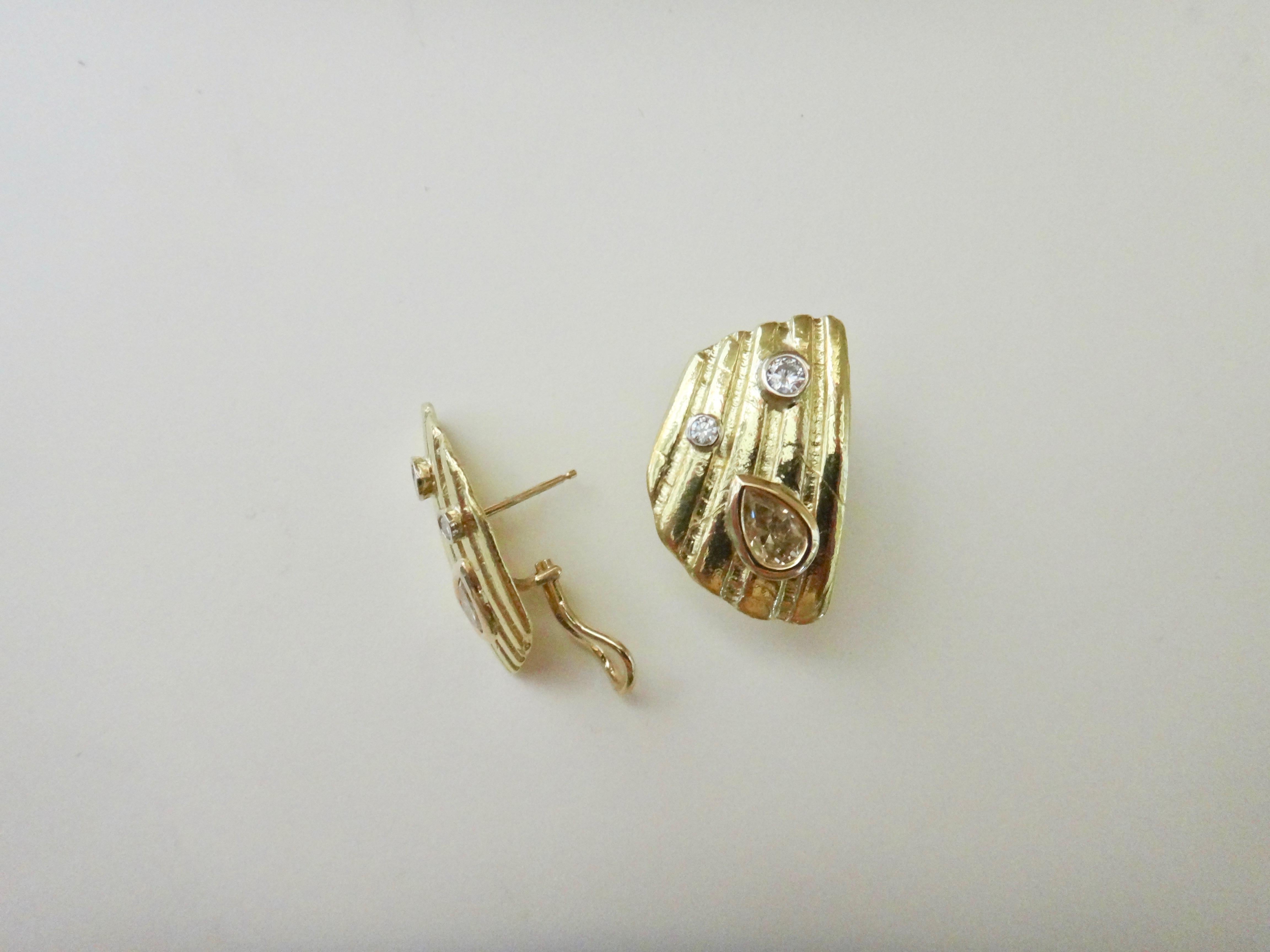 Michael Kneebone White Champagne Diamond 18 Karat Gold Shell Fragment Earrings In New Condition In Austin, TX