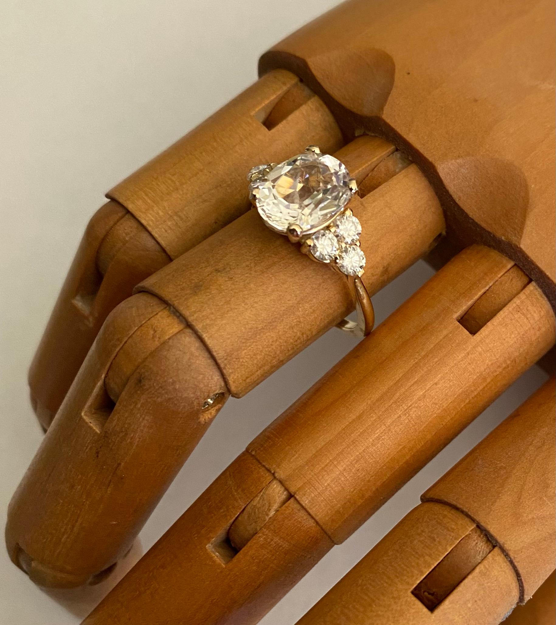 Taglio misto Michael Kneebone Anello con zaffiro bianco e moissanite a grappolo in vendita