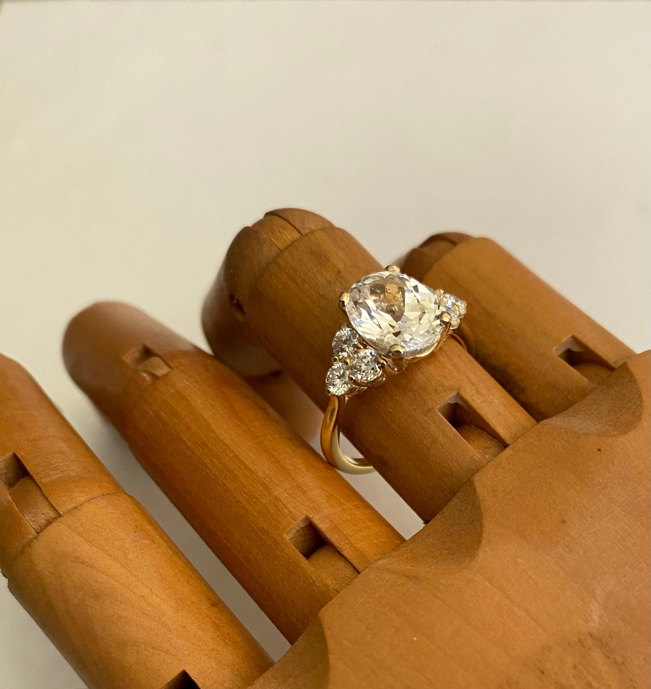Donna Michael Kneebone Anello con zaffiro bianco e moissanite a grappolo in vendita