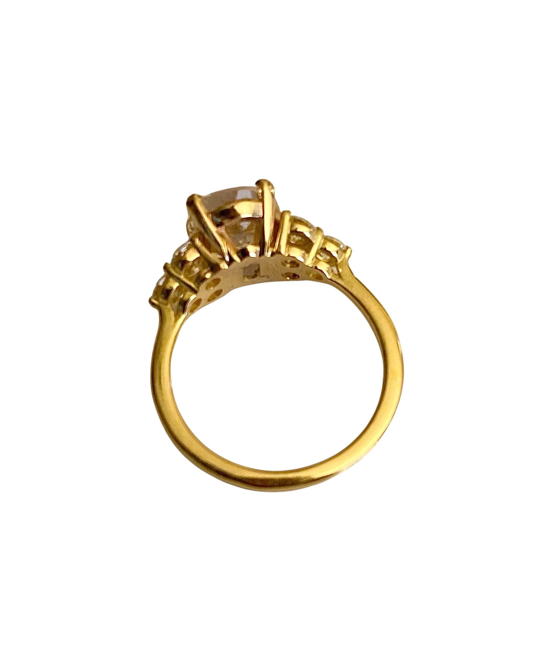 Michael Kneebone Anello con zaffiro bianco e moissanite a grappolo in vendita 1