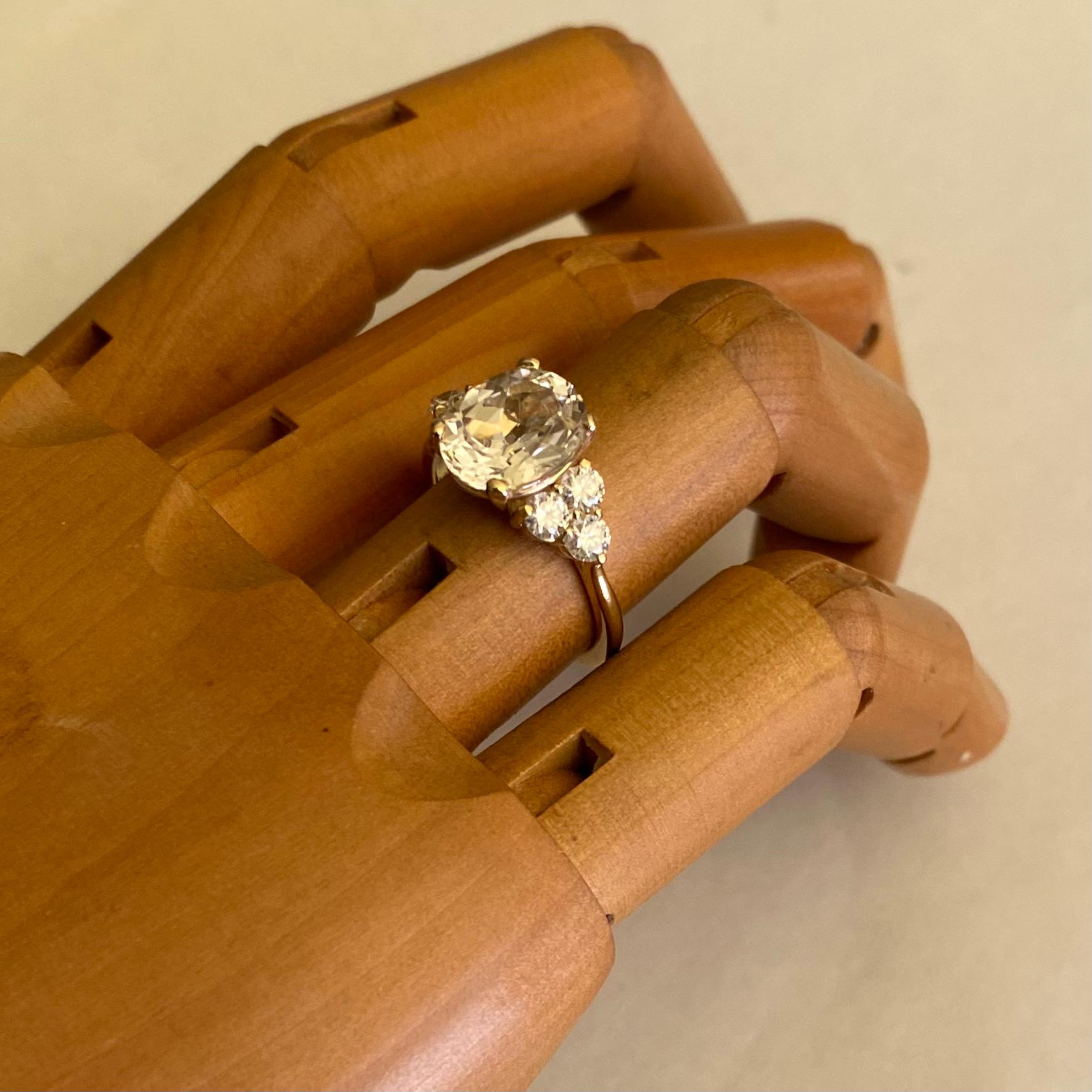 Michael Kneebone Anello con zaffiro bianco e moissanite a grappolo in vendita 2