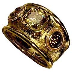 Michael Kneebone Bombe-Ring, gelber Diamant, cognacfarbener Diamant mit drei Steinen