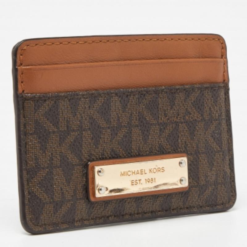 El tarjetero MK combina elegancia y funcionalidad en un diseño elegante. Fabricada en lona recubierta y piel, tiene un aspecto lujoso y múltiples ranuras para tus tarjetas de uso diario.