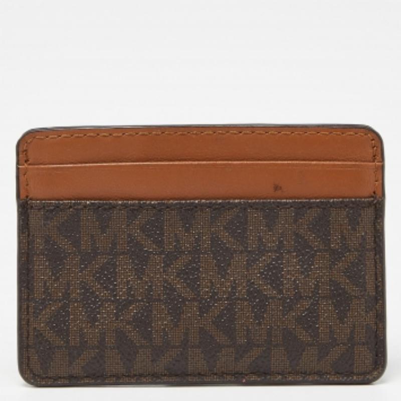 Tarjetero Michael Kors en lona revestida y piel beige/marrón Signature en Bueno estado para la venta en Dubai, Al Qouz 2
