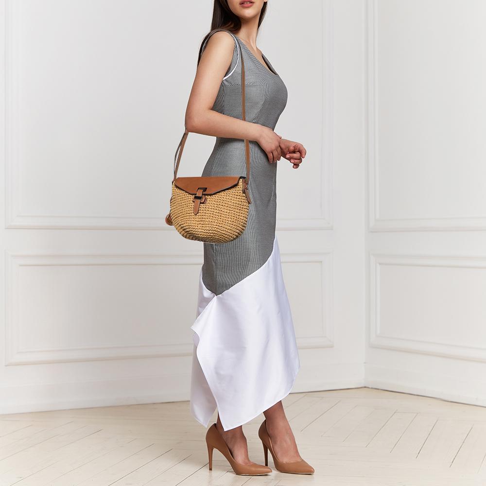Michael Kors Medium Naomi Umhängetasche aus gewebtem Stroh und Leder in Beige/Braun im Zustand „Gut“ in Dubai, Al Qouz 2