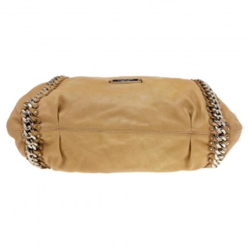 Hobo à chaîne d'identification en cuir beige de Michael Kors État moyen à Dubai, Al Qouz 2