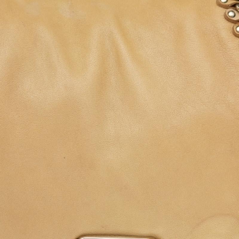 Hobo à chaîne d'identification en cuir beige de Michael Kors 2