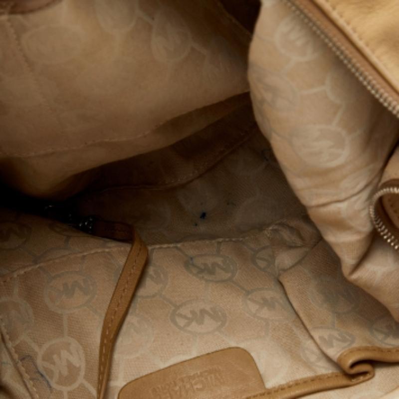 Hobo à chaîne d'identification en cuir beige de Michael Kors 4