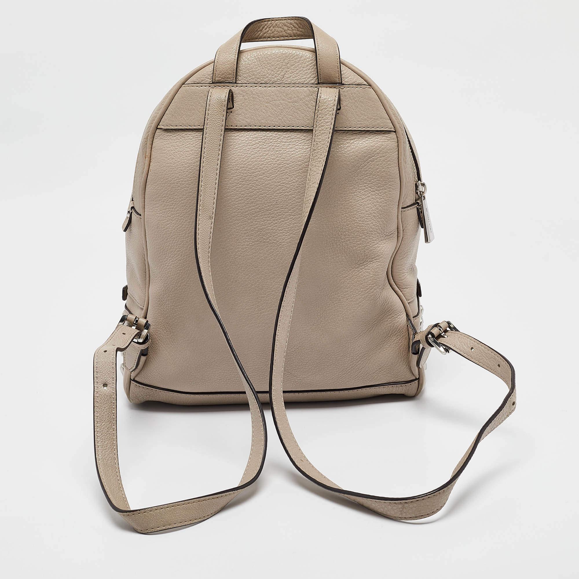 Michael Kors Rhea Rucksack aus beigem Leder mit Nieten im Zustand „Relativ gut“ in Dubai, Al Qouz 2