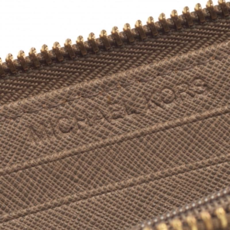 Michael Kors Beige Leather Zip Around Wristlet Wallet In Fair Condition For Sale In Dubai, Al Qouz 2