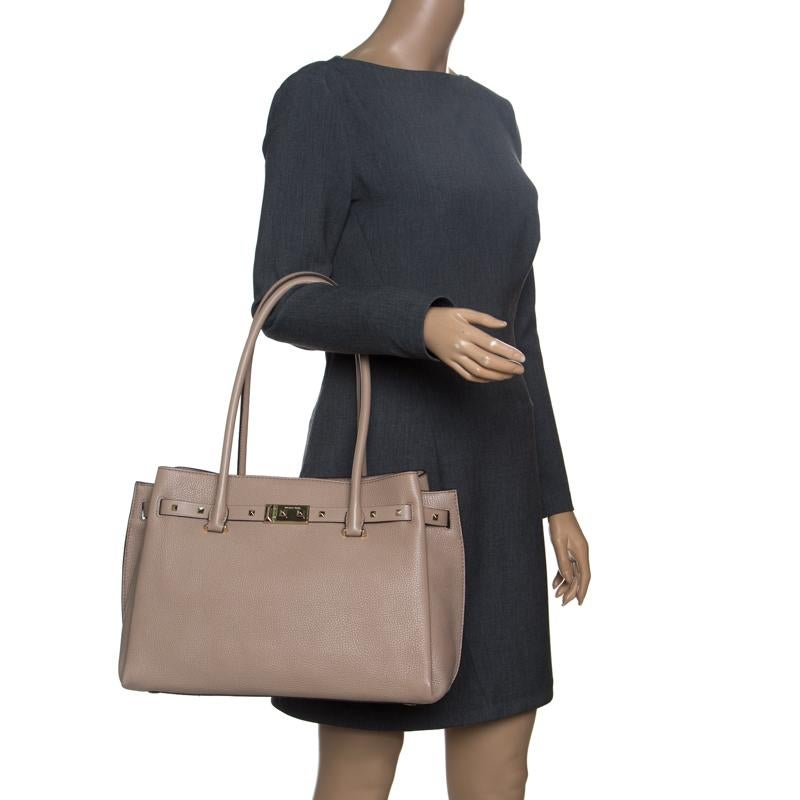 Michael Kors Beige Pebbled Leather Large Addison Tote In New Condition In Dubai, Al Qouz 2