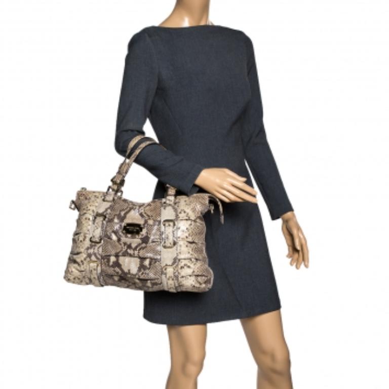 Carefully designed to evoke a rich and elegant feel, this leather bag is sure to make a loved buy. This well-designed satchel can hold more than just essentials in its nylon-lined interior. This Michael Kors satchel has a simple silhouette and a