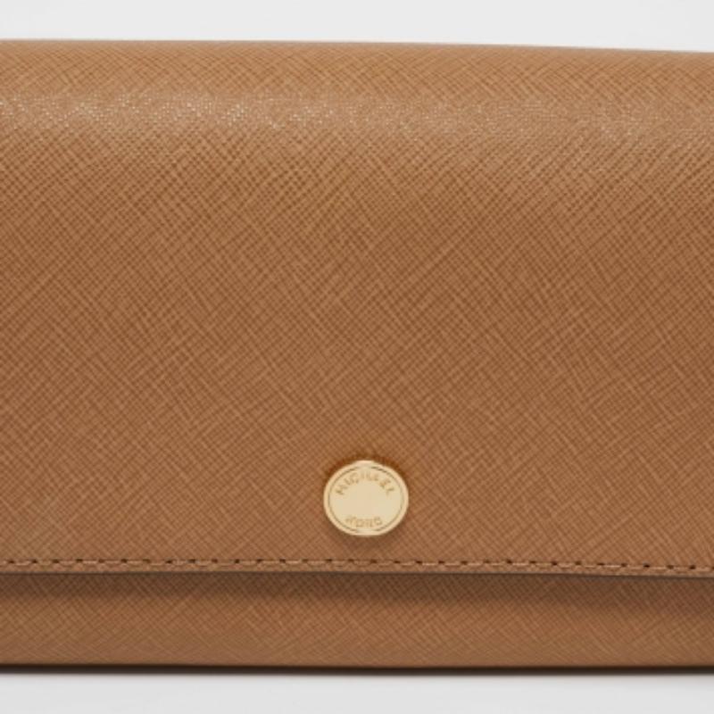 Michael Kors vous propose le portefeuille idéal pour tous les jours avec cette création beige. Il est réalisé en cuir Saffiano et en métal doré. Le rabat avant s'ouvre sur de multiples fentes pour ranger facilement vos cartes.