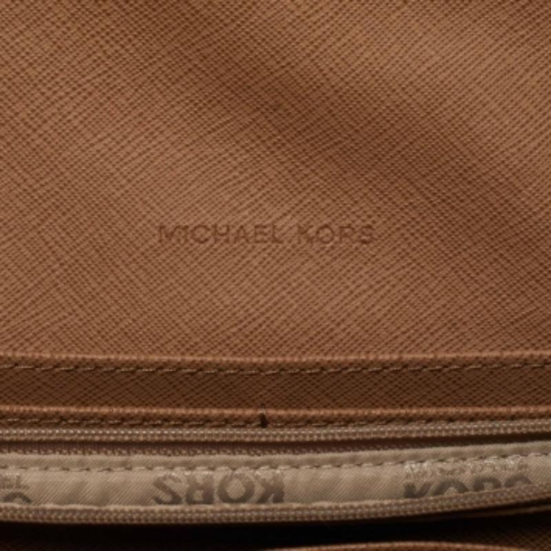 Michael Kors Portefeuille en cuir Saffiano beige en vente 3