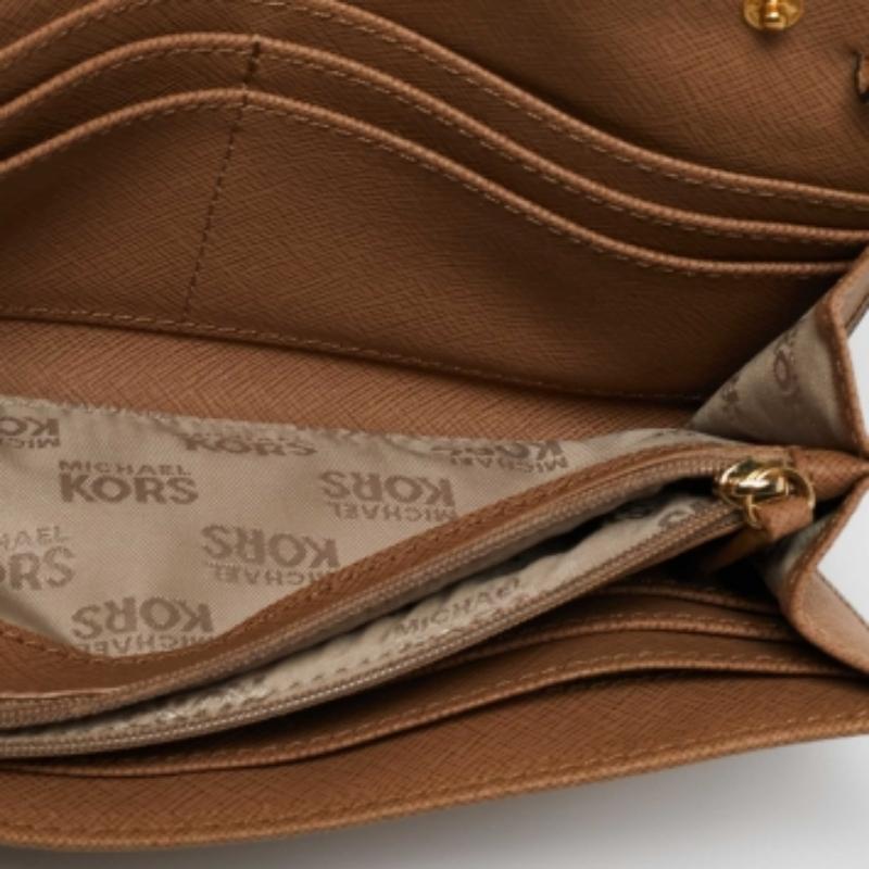 Michael Kors Portefeuille en cuir Saffiano beige en vente 4