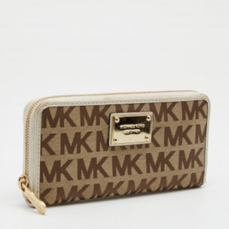 Ce portefeuille de Michael Kors vous permet de ranger facilement vos essentiels quotidiens. La construction en toile enduite durable de ce portefeuille et l'étalement de la signature en font un excellent choix pour un usage quotidien.