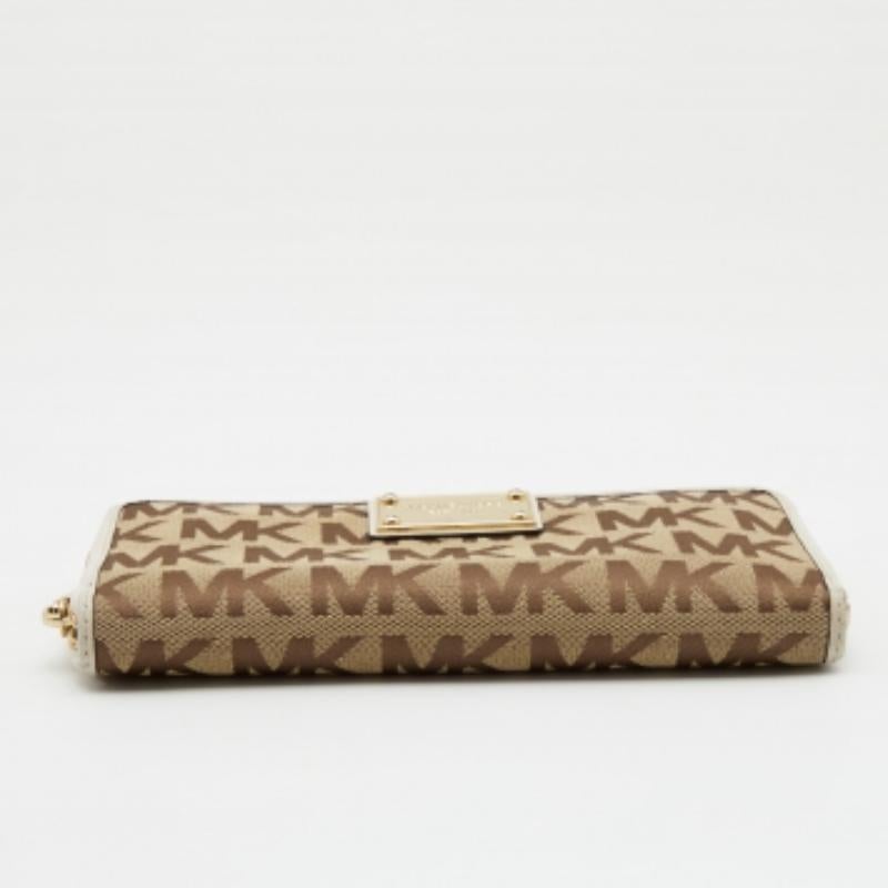 Michael Kors - Portefeuille en toile signature beige/blanc et cuir avec fermeture éclair Bon état - En vente à Dubai, Al Qouz 2