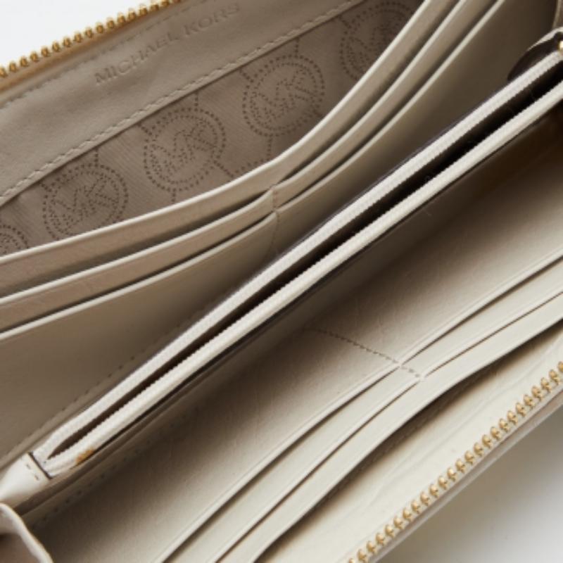 Michael Kors - Portefeuille en toile signature beige/blanc et cuir avec fermeture éclair en vente 1