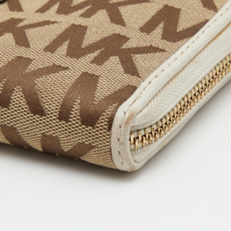 Michael Kors - Portefeuille en toile signature beige/blanc et cuir avec fermeture éclair en vente 2